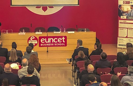 Laura Gil imparte su ponencia sobre el proceso de transformación digital de Damm en el Open Day de Euncet