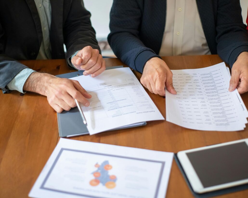 Reunión de trabajo analizando documentos y datos estratégicos sobre la mesa.