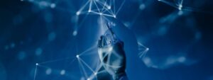 Prótesis robótica señalando nodos luminosos en un fondo azul con conexiones de red, simbolizando inteligencia artificial y tecnología avanzada